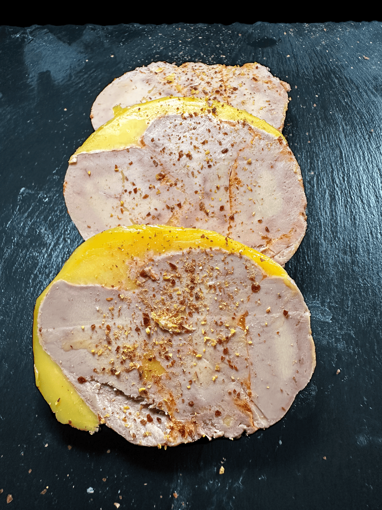 Foie gras mi-cuit poché au piment d’espelette